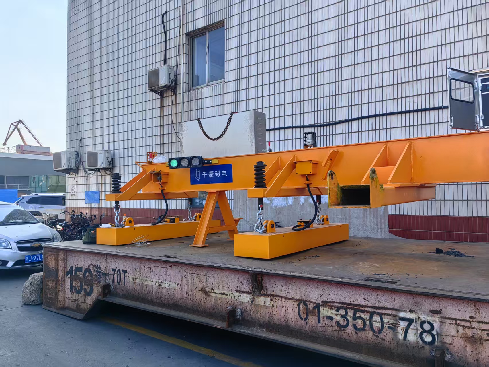 15噸港口叉車(chē)電永磁吊具-吊多張鋼板